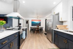 Η κουζίνα ή μικρή κουζίνα στο Secluded Mtn Top Family Haven with Spa, Views & Arcade