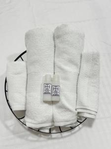 un groupe de serviettes blanches assises sur une table dans l'établissement Studio apartamento en Santa Cruz de Mompox, à Santa Cruz de Mompox