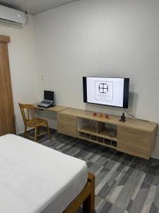 Cette chambre dispose d'une télévision et d'un bureau avec un lit. dans l'établissement Studio apartamento en Santa Cruz de Mompox, à Santa Cruz de Mompox