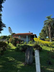 a house with a fence in the yard at Sitio DusCosso in Bofete