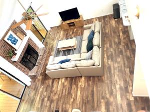 Μια τηλεόραση ή/και κέντρο ψυχαγωγίας στο Paris Mountain Loft Home