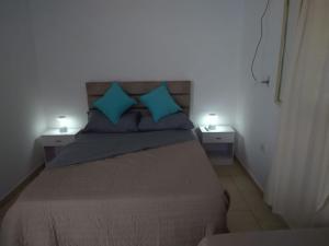 ラ・リオハにあるDepa norteのベッドルーム1室(青い枕とランプ2つ付)