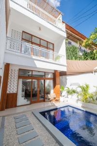 チャングーにあるOG Cove - Modern & Central Pool Villa - Sleeps 7のヴィラ(家の前にスイミングプール付)