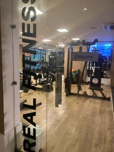 a gym with treadmills and equipment in a room at Suíte Aconchegante em Copacabana - Piscina, Wi-fi e perto da praia in Rio de Janeiro