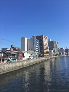 Výhled na řeku, která protéká v blízkosti vily