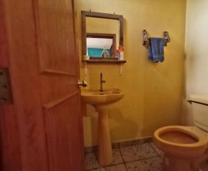 a bathroom with a sink and a toilet at Habitación MAGIA, muy cómoda y céntrica en Mali in Malinalco