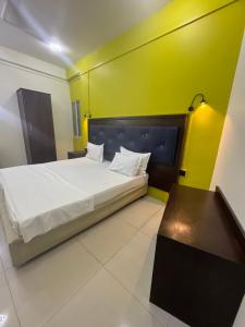Postel nebo postele na pokoji v ubytování Metro City Hotel