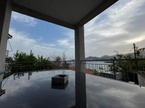 balcone con vista sull'acqua di Giannis Philoxenia a Paloúkia