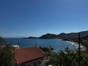 a view of the ocean from a house at Giannis Philoxenia in Kakí Vígla