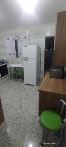 an office with a white refrigerator and a green chair at Ro&Dete aluguel de quartos de temporada em Taboão da Serra in Taboão da Serra