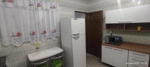 a kitchen with a white refrigerator in a room at Ro&Dete aluguel de quartos de temporada em Taboão da Serra in Taboão da Serra