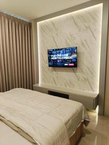 Postel nebo postele na pokoji v ubytování 2BR Nagoya Thamrin City