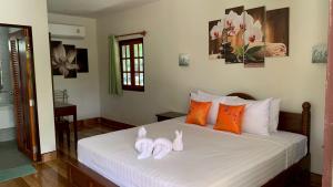 Postel nebo postele na pokoji v ubytování Lotus Paradise Resort - SHA PLUS