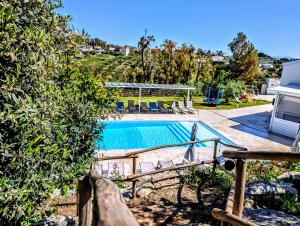una piscina in un cortile con recinzione di CI VULIA b&b - Sicilia sea, pool, bbq, tv, wi-fi ad Alcamo Marina