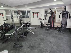 Fitnesscentret og/eller fitnessfaciliteterne på Nuevo depa con alberca y gym