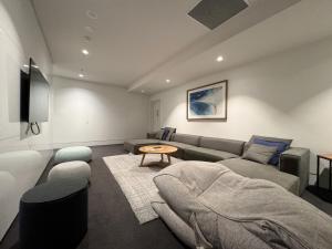 Posezení v ubytování Central Located 2B1B apt at Lv12