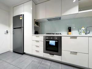 Kuchyň nebo kuchyňský kout v ubytování Central Located 2B1B apt at Lv12