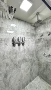 a bathroom with a large shower with a glass door at TD 110 Exclusivo Apartamento Na Vila Mariana, Poucos Metros do Metrô Vila Mariana ! in Sao Paulo