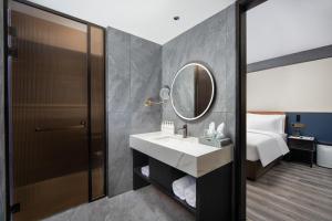 Llit o llits en una habitació de Mehao Lizhi Hotel Kashgar Donghu Park Branch