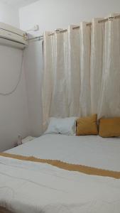 Postel nebo postele na pokoji v ubytování Maa Sanktha P Gest House