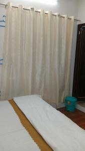 Postel nebo postele na pokoji v ubytování Maa Sanktha P Gest House