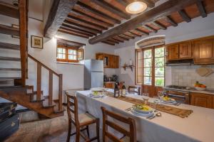 a kitchen with a table and chairs in a room at Residence Il Casale in Cortona