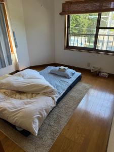 Ένα ή περισσότερα κρεβάτια σε δωμάτιο στο Guest house 旅人宿ゆるっと