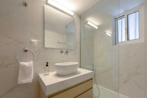 Koupelna v ubytování Sunny Escape:Stylish and Roomy Apt in Beach Haven! + 8 fotografií