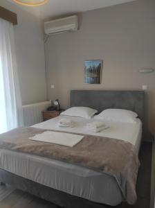 Letto o letti in una camera di Ενοικιαζόμενα Δωμάτια Ενιπεύς- Rooms Enipeas