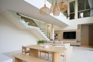 Posezení v ubytování Villa Belcasa Phuket, Cherngtalay I New Cozy 3BR Pool Villa, Walk to Boat Avenue, Near Bangtao Beach