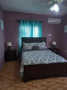 Rúm í herbergi á Chrisanns beach resorts