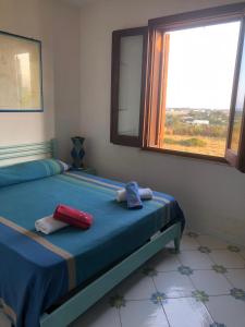 una camera da letto con un letto con due asciugamani sopra di Villetta Cala Rotonda a Favignana