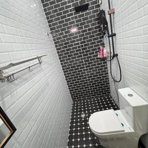 Ένα μπάνιο στο Homestay D'Ammar Private Pool +7 φωτογραφίες