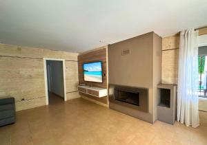 a living room with a flat screen tv on a wall at Villa Bonavista Exclusiva Villa Privada en Elche in Vallongas