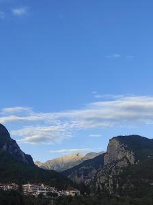 Vista generica sulle montagne o vista sulle montagne dall'interno dell'affittacamere