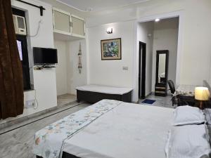 Zimmer mit 2 Betten und TV in der Unterkunft Raghuvansh cottage stay in Gurgaon