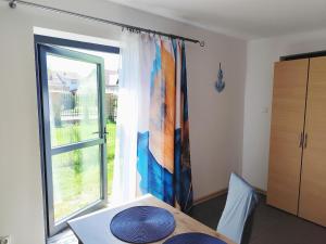 a dining room with a table and a window at Domek dla dwojga w Stegnie in Stegna