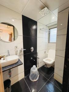 ムンバイにあるHotel Airport By TMAの洗面台とトイレ付きのバスルーム