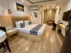 Postel nebo postele na pokoji v ubytování Diona Grand Hotel Jaipur