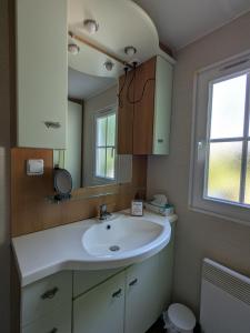 Ένα μπάνιο στο Mobile home tout confort dans un camping 4 étoiles