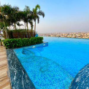 Bazén v ubytování Diona Grand Hotel Jaipur nebo v jeho okolí