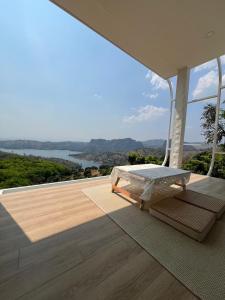una casa con tavolo sul balcone con vista di Make me see cloud - Chiang rai a Mae Suai