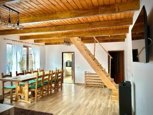a dining room and living room with a wooden ceiling at Cabana Ilinca in Sălciua de Jos