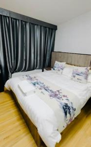 DalandzadgadKhovuun hotel的一间卧室,床上有紫色鲜花