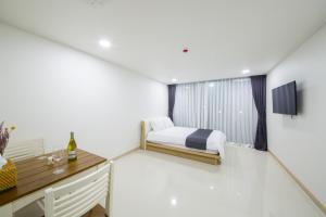 TV a/nebo společenská místnost v ubytování J Raum Resort