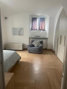 a bedroom with a bed and a couch in a room at Elle's House in Savona