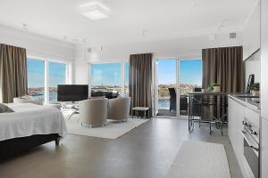 A bed or beds in a room at Hotell Kungshamn Suites