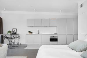 A kitchen or kitchenette at Hotell Kungshamn Suites