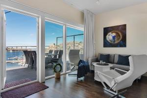 A seating area at Hotell Kungshamn Suites