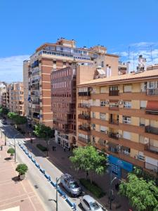 une vue aérienne d'une rue de la ville avec des bâtiments dans l'établissement Apartamento vacacional Cuarteles, à Malaga